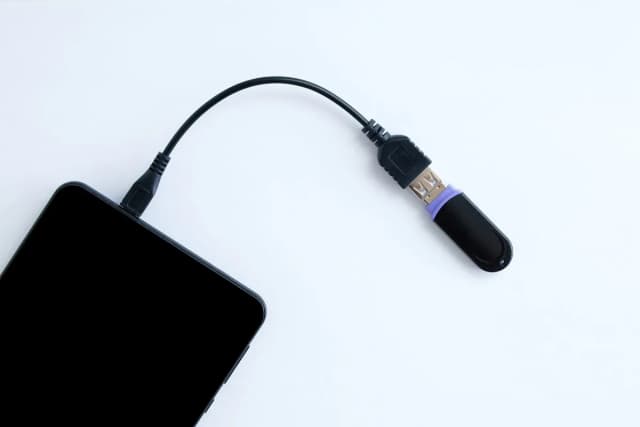Jak łatwo podłączyć pendrive do iPhone i przenosić pliki bez problemów