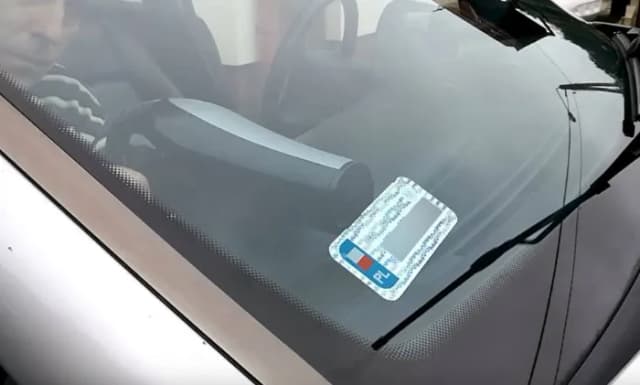 Naklejka na przednią szybę – jak poprawnie ją zamontować?